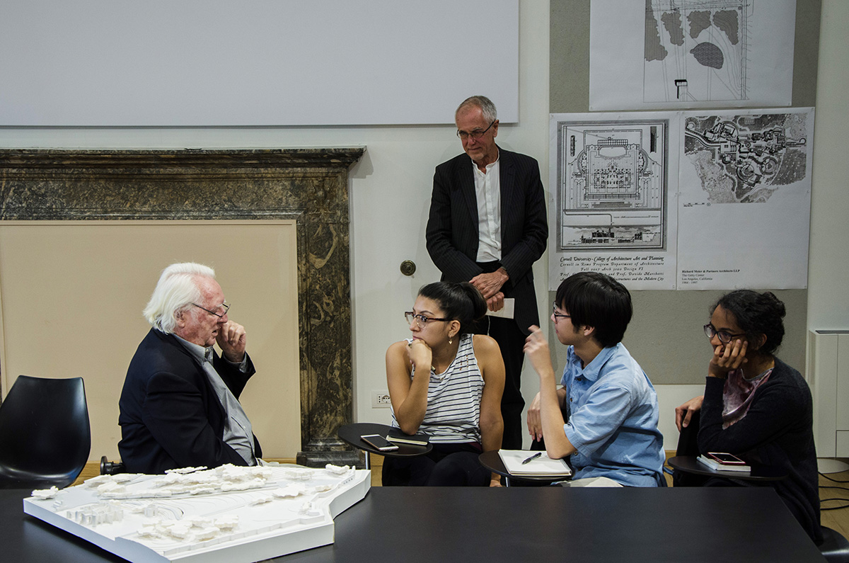 Richard Meier talks architecture with students