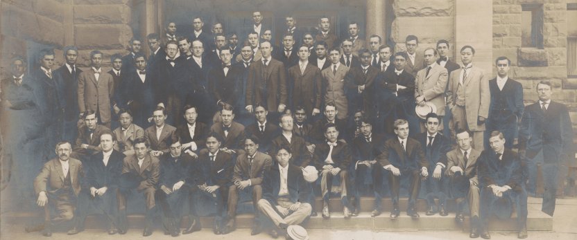 A black adn white group shot of members of the Cosmopolitan Club, 1906.