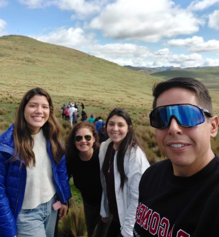 Andres Martinez-Moscoso and students in Ecuador