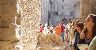 Students touring ruins in Italy.