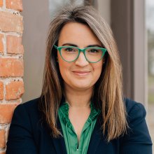 Julie Ficarra headshot